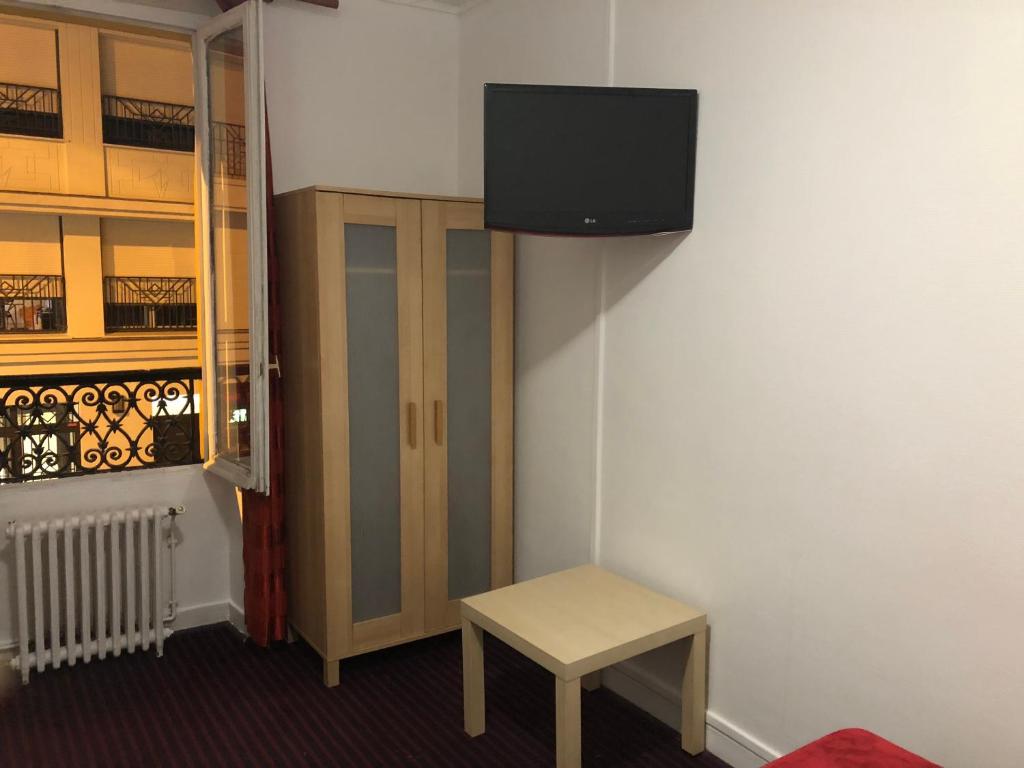 TV a/nebo společenská místnost v ubytování Hotel Chevallier