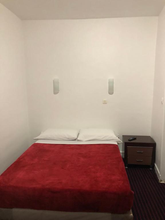 Postel nebo postele na pokoji v ubytování Hotel Chevallier