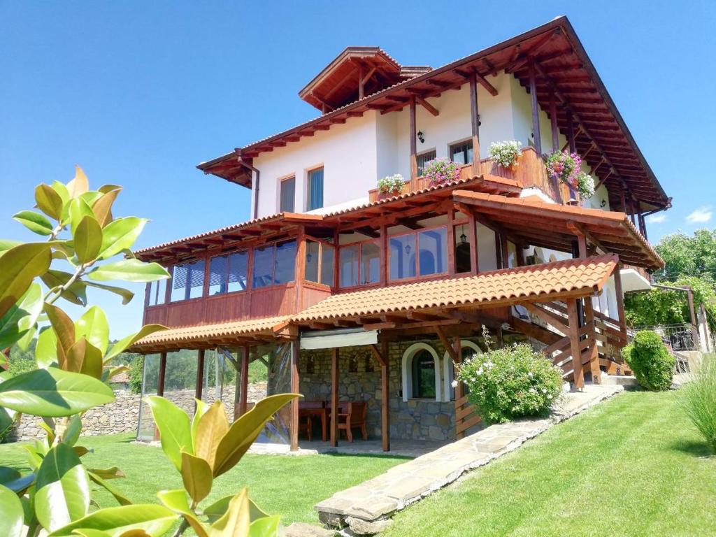 une grande maison avec beaucoup de fenêtres dans l'établissement Guest House Diabora, à Arbanasi