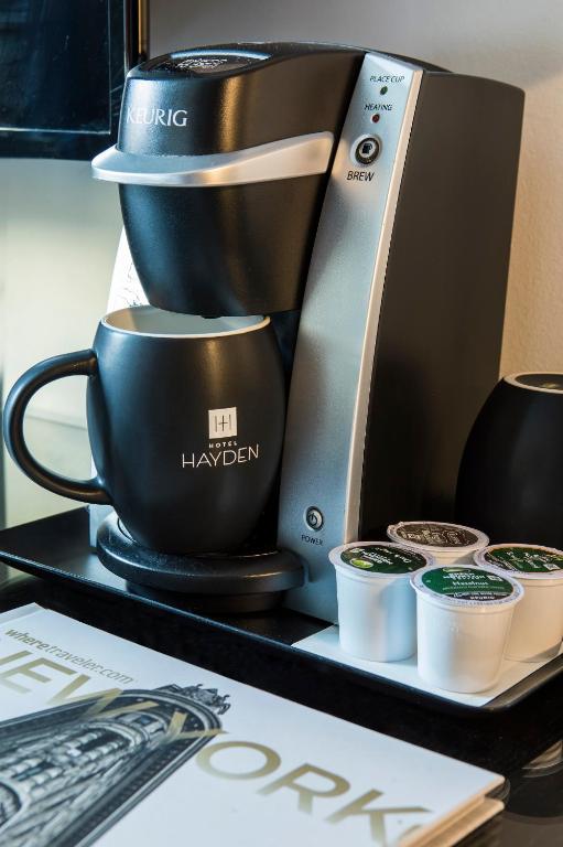 Příslušenství pro přípravu čaje a kávy v ubytování Hotel Hayden New York