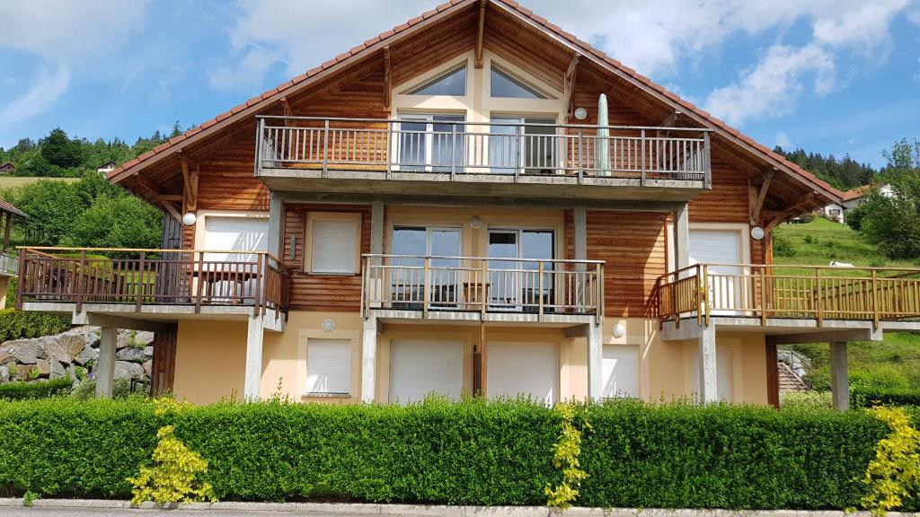 une maison en rondins avec balcon. dans l'établissement F2 SUR LES HAUTEURS DE GERARDMER, à Gérardmer