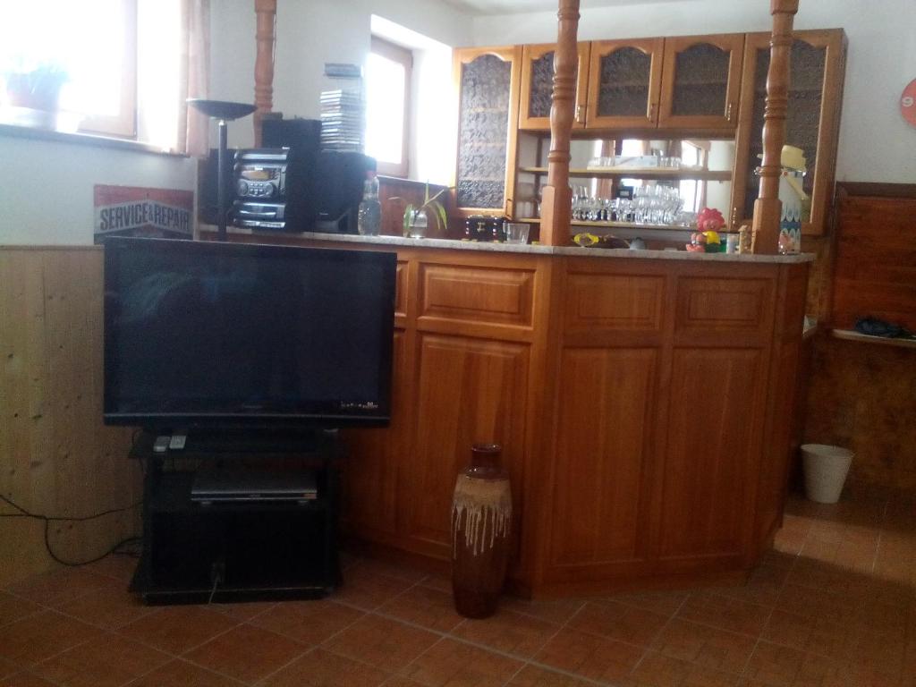 salon z telewizorem i barem w obiekcie U nových přátel w mieście Lichkov