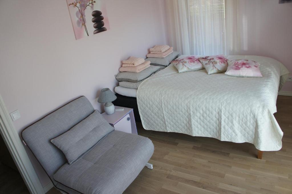 Postel nebo postele na pokoji v ubytování Kotkapoja Apartment