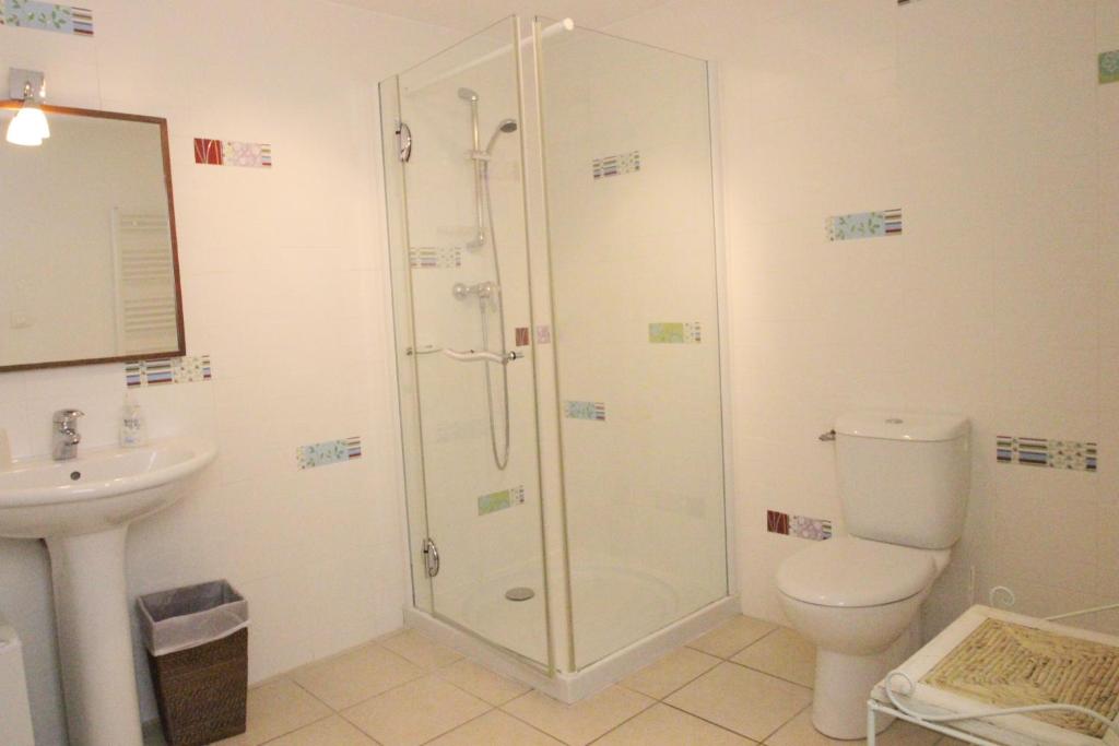 a bathroom with a shower and a toilet and a sink at Villa Ghiatone in Pietrosella