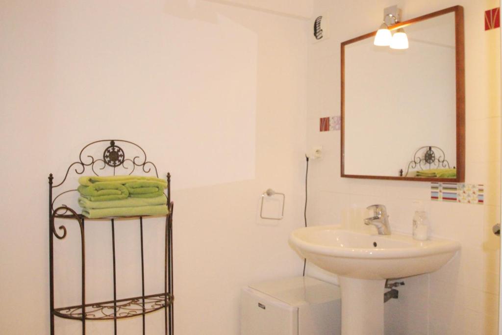 a bathroom with a sink and a mirror at Villa Ghiatone in Pietrosella