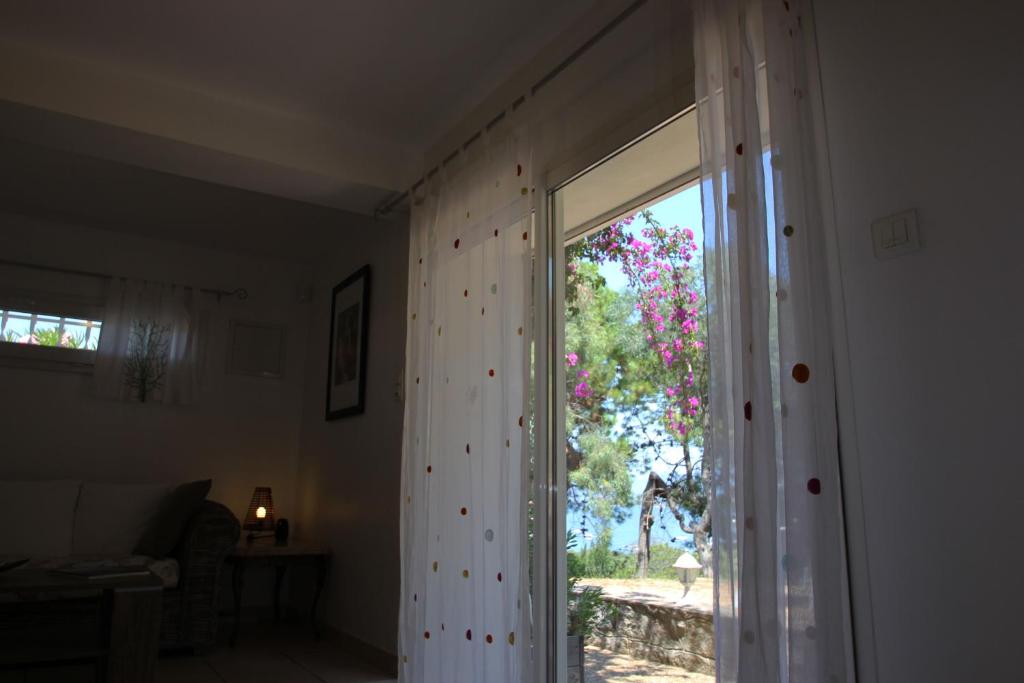 a room with a sliding glass door with a window at Villa Ghiatone in Pietrosella