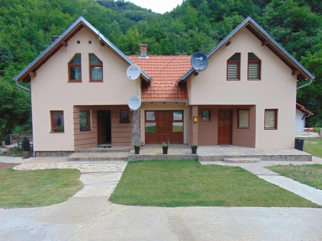 ein Haus mit in der Unterkunft Lodge Zeleni svet in Crni Vrh