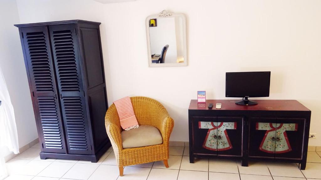 a room with a desk and a chair and a television at Villa Ghiatone in Pietrosella