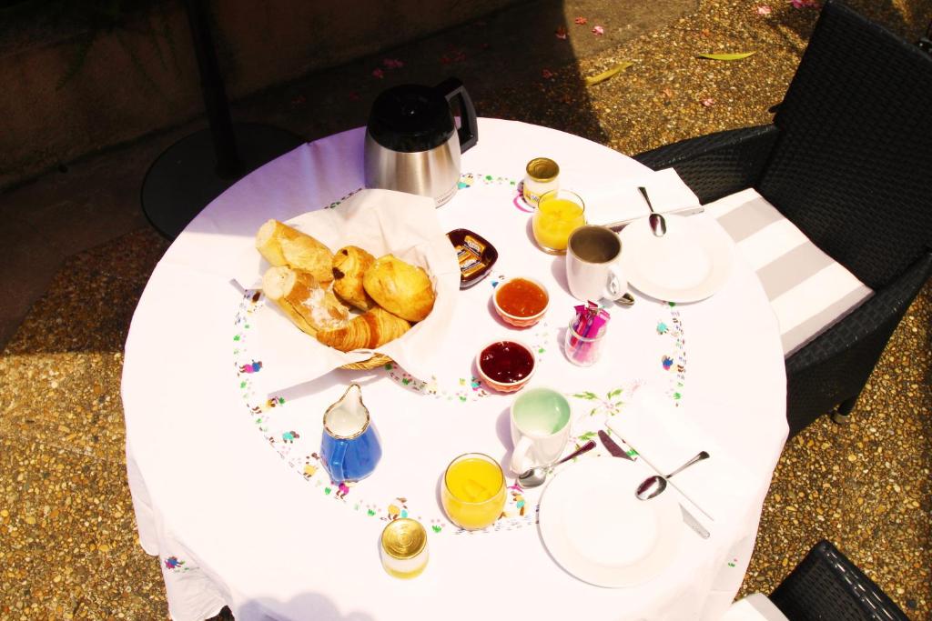 a white table with a plate of food on it at Villa Ghiatone in Pietrosella
