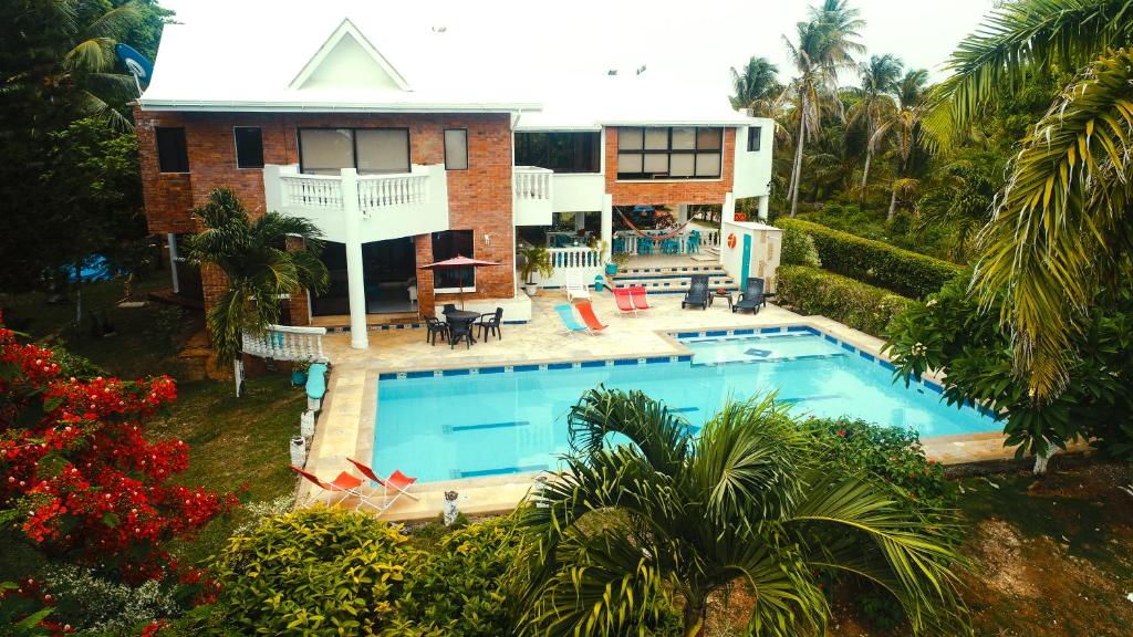 Casa de las Flores tropical内部或周边的泳池