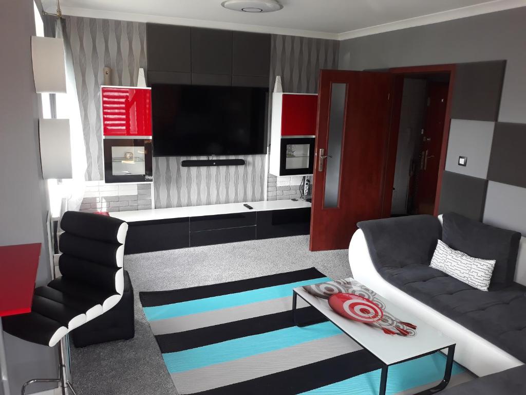 - un salon avec un canapé et une télévision dans l'établissement Apratament dwu poziomowy vip, à Ustka