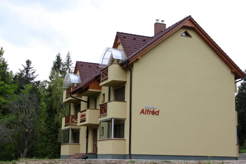 Vorderer Blick auf ein Apartmenthaus mit anadobeadobeadobe in der Unterkunft Penzión Alfréd in Stará L'ubovňa