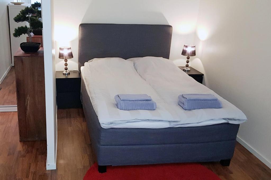 - un lit avec 2 serviettes dans l'établissement KR studio apartment Harju, à Helsinki