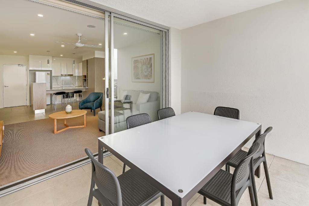 Aquarius Kawana - Superior Two Bedroom Apartment With Lake Views
