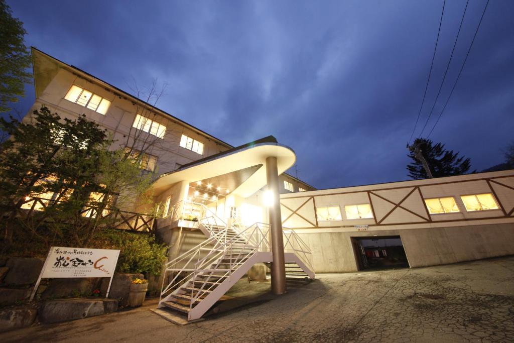 un bâtiment avec un escalier en face de celui-ci dans l'établissement Matsukaneya Annex, à Zao Onsen