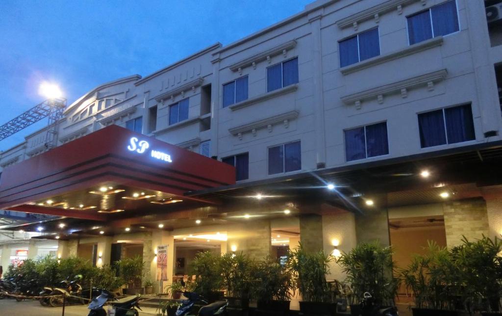 ein Hotelgebäude mit einem Schild davor in der Unterkunft SP hotel in Batu Aji