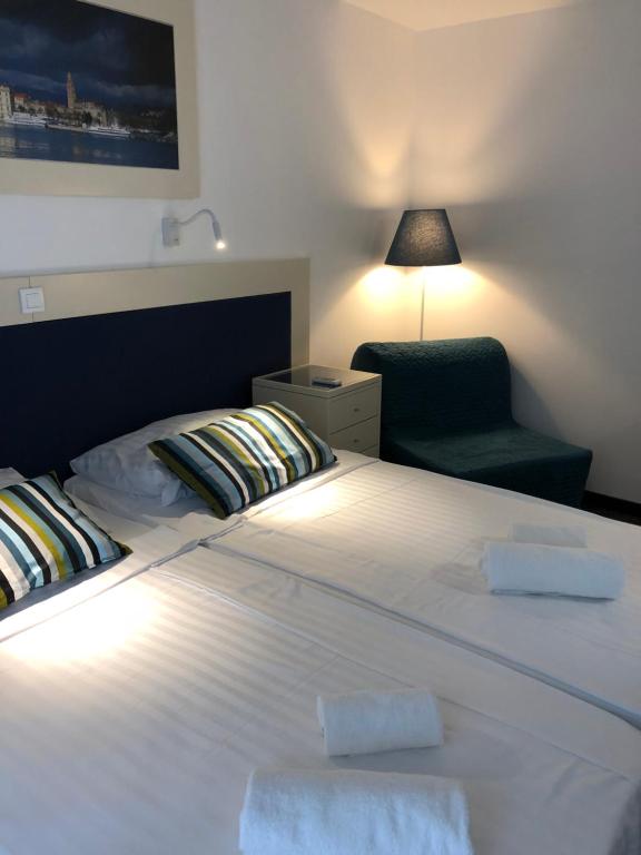 Postel nebo postele na pokoji v ubytování Hotel Jadran