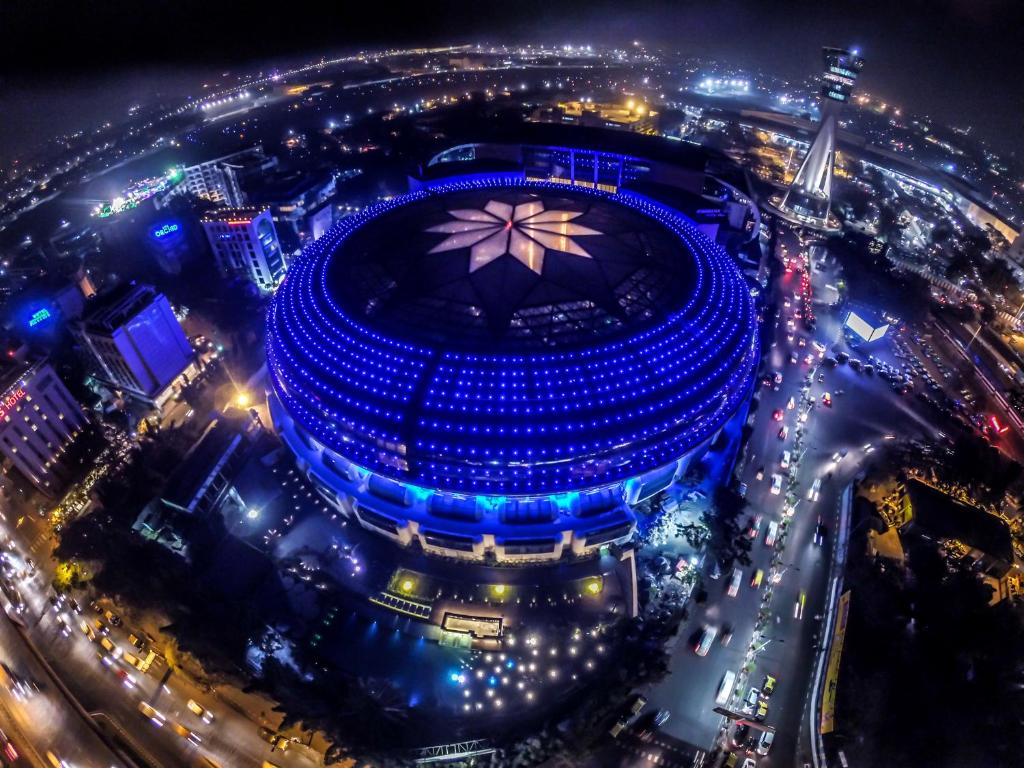 una vista aérea de un estadio por la noche en Hotel Sahara Star-Mumbai Airport, en Bombay