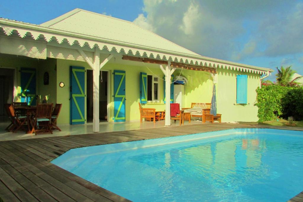 een huis met een zwembad voor een huis bij Villa with swimming pool close to the beach MQSL11 in Sainte-Luce