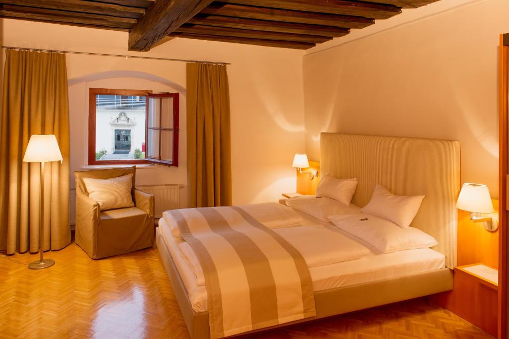 Posteľ alebo postele v izbe v ubytovaní Schloss Seggau