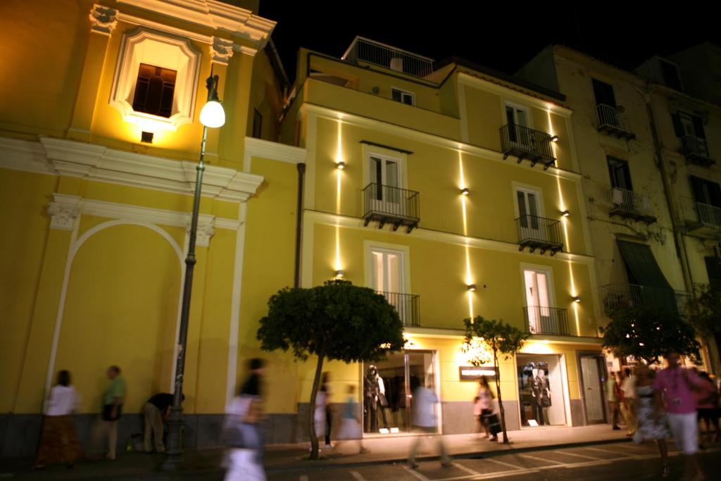 un grupo de personas caminando delante de un edificio en Palazzo Tritone & Abagnale en Sorrento