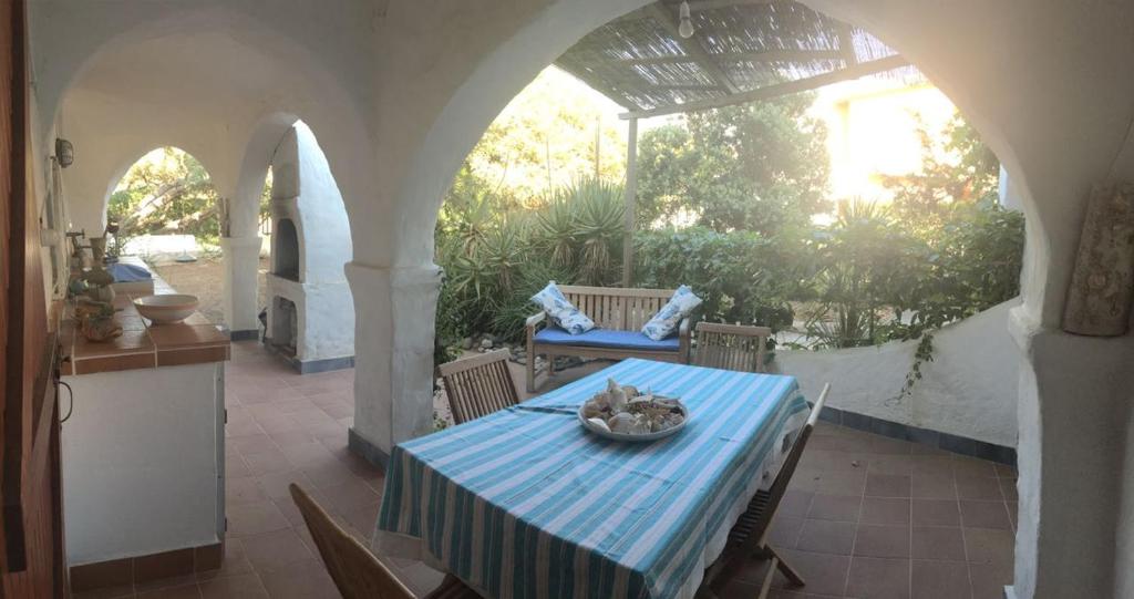 una mesa con un mantel azul en el patio en Casa Eden beach, en Sorso