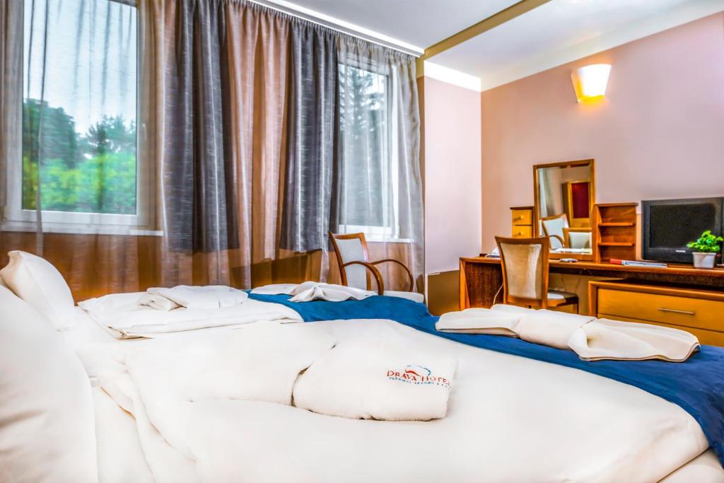 Postel nebo postele na pokoji v ubytování Dráva Hotel Thermal Resort