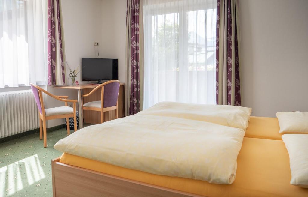 Postel nebo postele na pokoji v ubytování Pension Gstrein