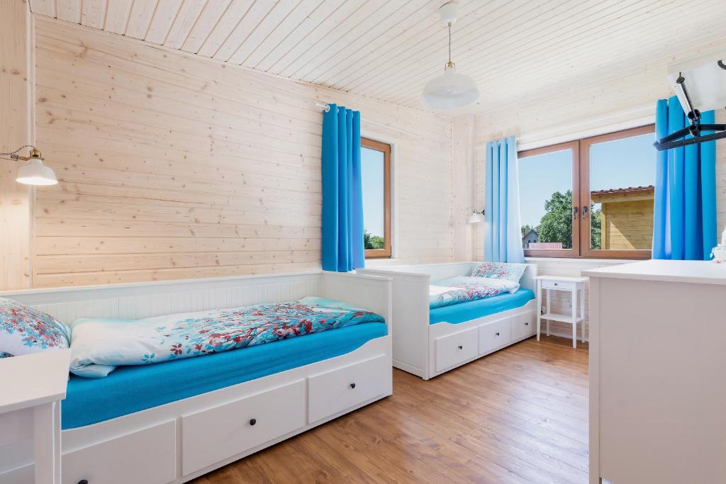 Postel nebo postele na pokoji v ubytování Domki przy plaży Owocowy Ogród