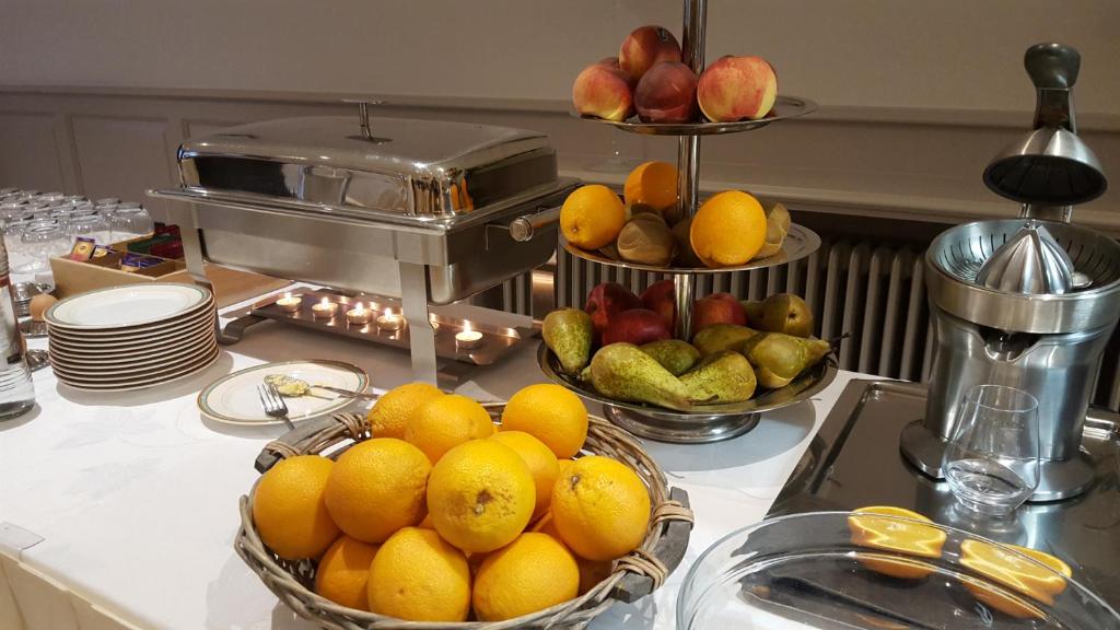 a kitchen with two baskets of fruit on a counter at Hotel Re'ser Stuff in Roeser