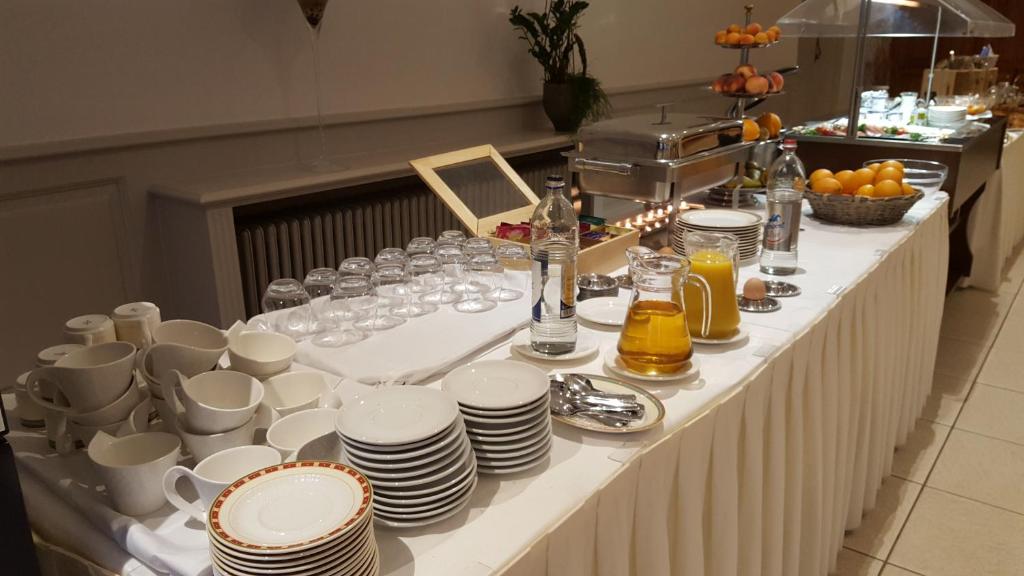 a long table with cups and plates on it at Hotel Re'ser Stuff in Roeser