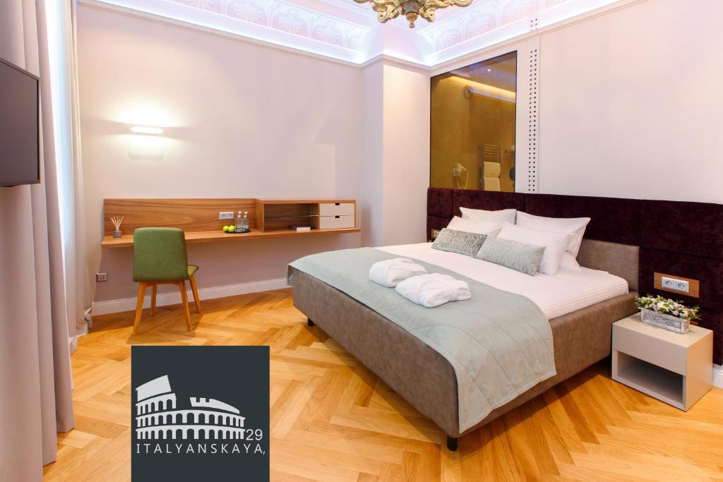 1 dormitorio con 1 cama con silla y escritorio en Italyanskaya 29, en San Petersburgo