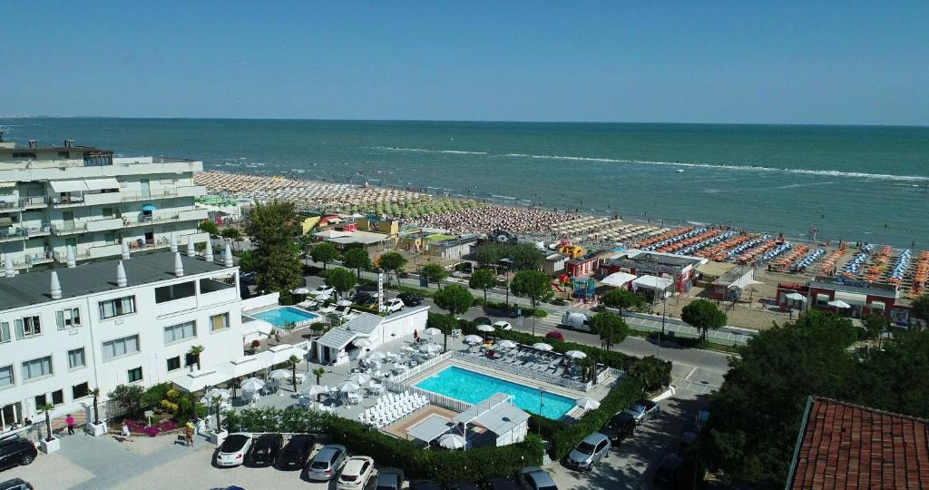 vista aerea su una spiaggia con piscina di Hotel Promenade Universale a Cesenatico
