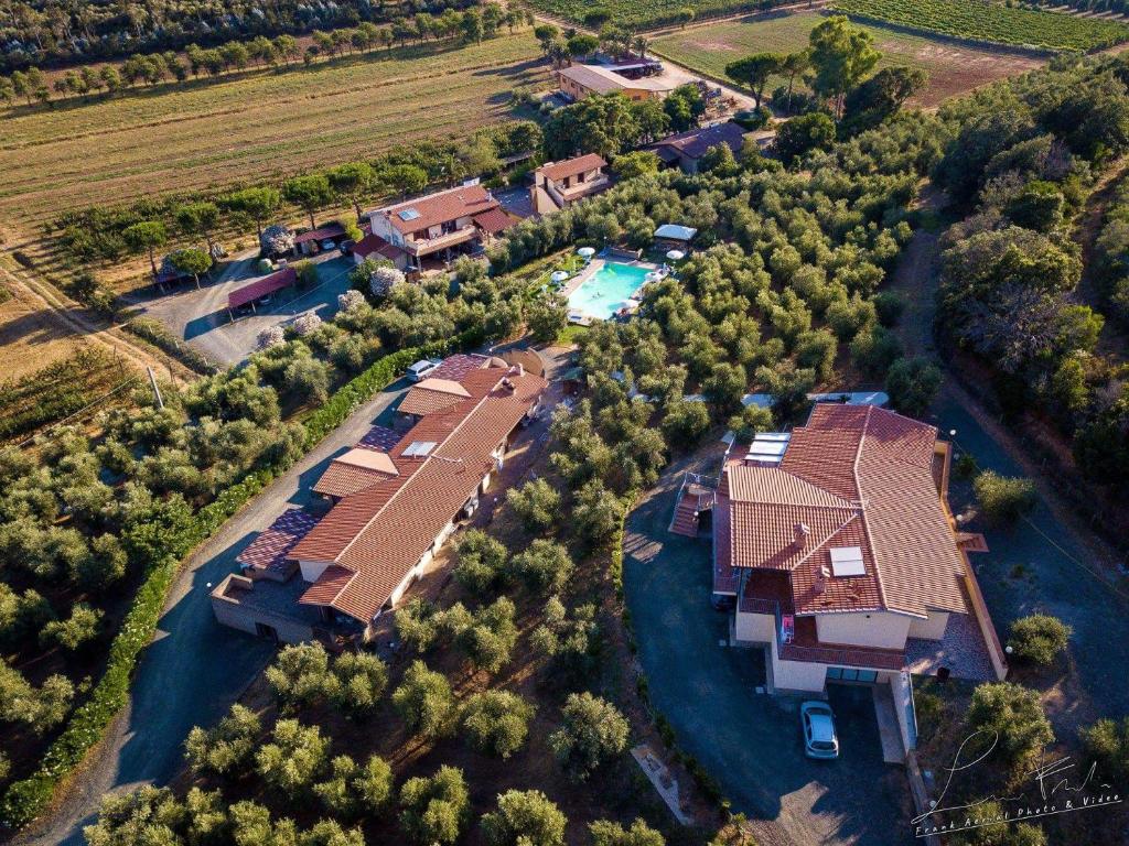 an aerial view of a house with a swimming pool at Agriturismo Val di Nappo in Castiglione della Pescaia
