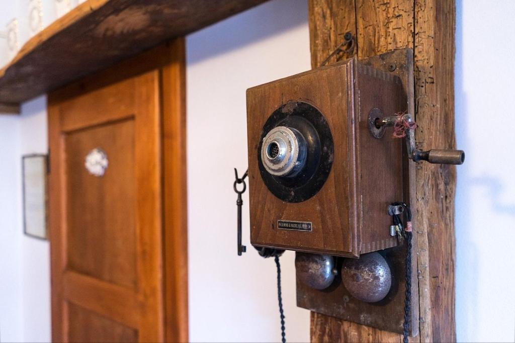 eine Kamera mit einer hölzernen Stange mit einer Tür in der Unterkunft Apartmán Antonínská in Znojmo