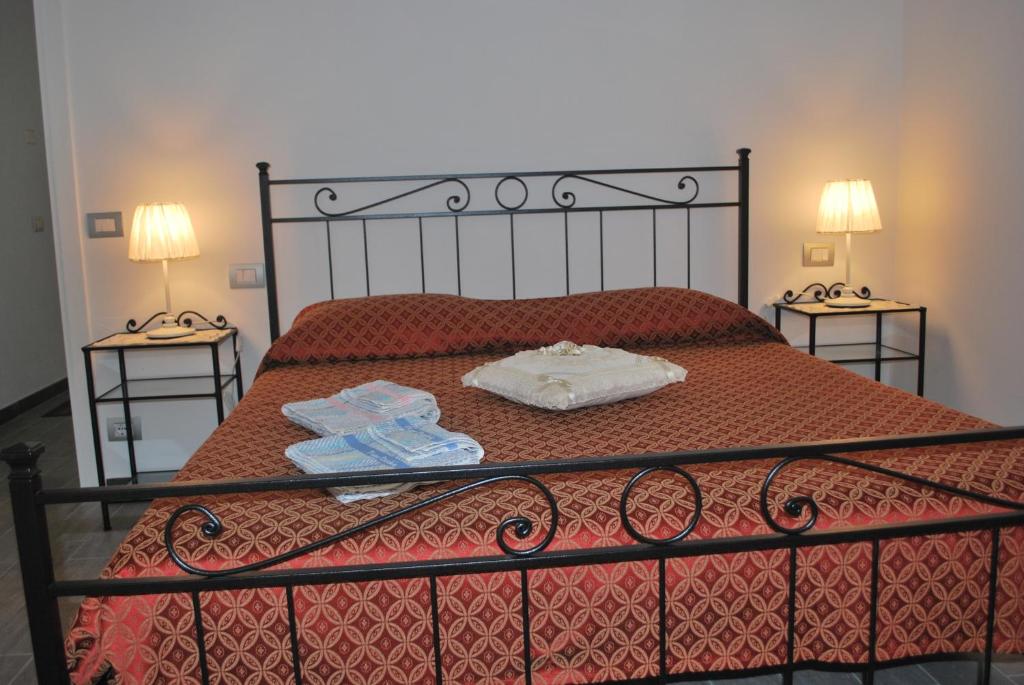 - une chambre avec un lit, 2 serviettes et 2 lampes dans l'établissement Torre Scola, à La Spezia