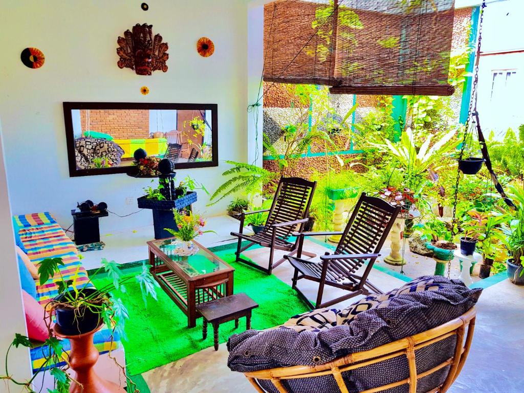 uma sala de estar com cadeiras e um piso verde em Leisure Villa em Colombo