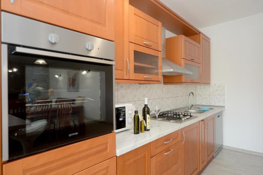 Kuchyňa alebo kuchynka v ubytovaní Apartman Adriana