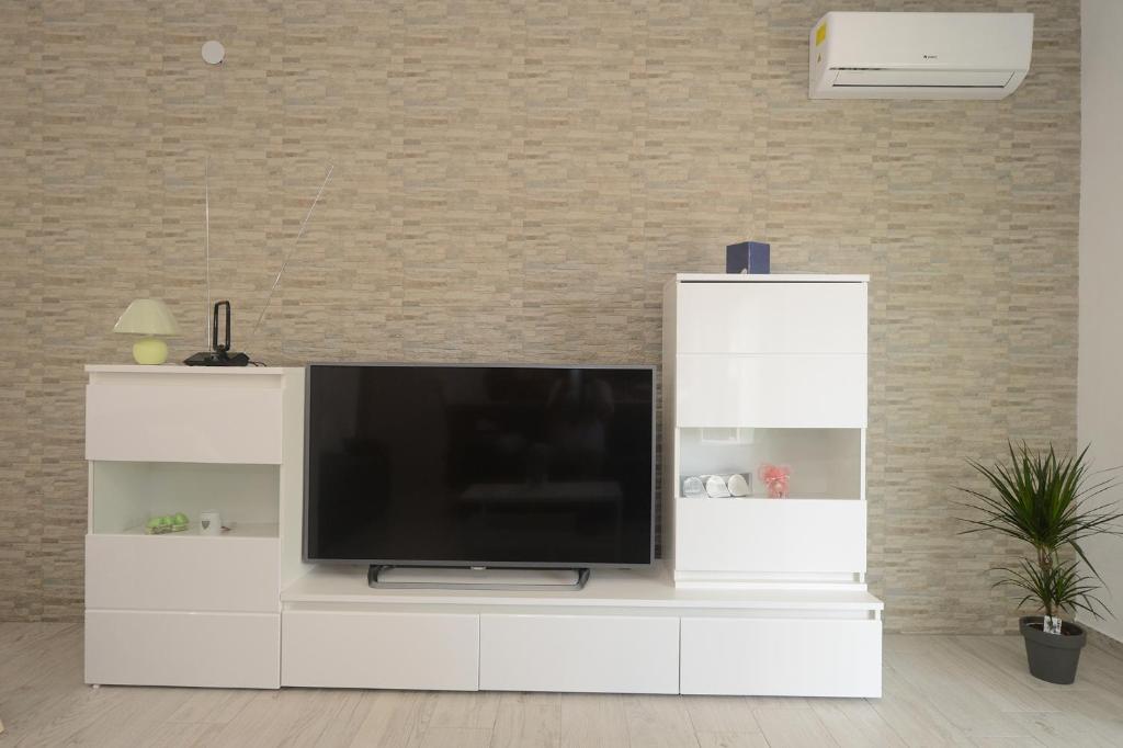 Televízia a/alebo spoločenská miestnosť v ubytovaní Apartman Adriana