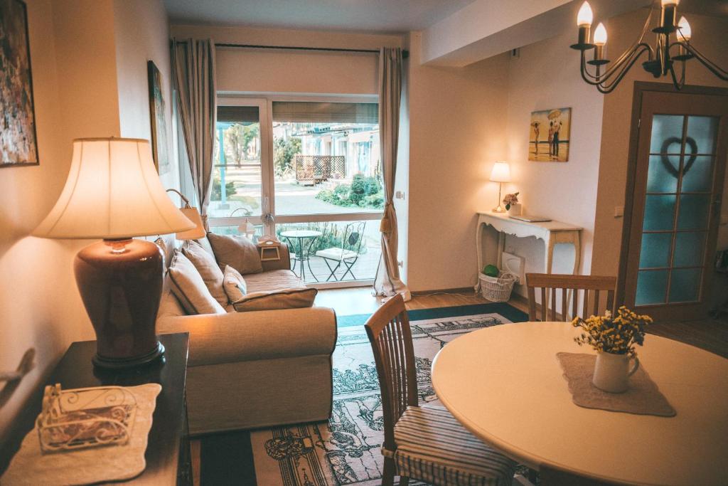 a living room with a couch and a table at Apartamentai Juodkranteje in Juodkrantė