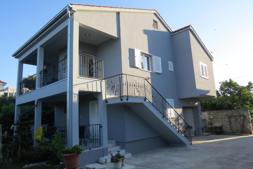 ザダルにあるGrey House Zadarの階段のある家