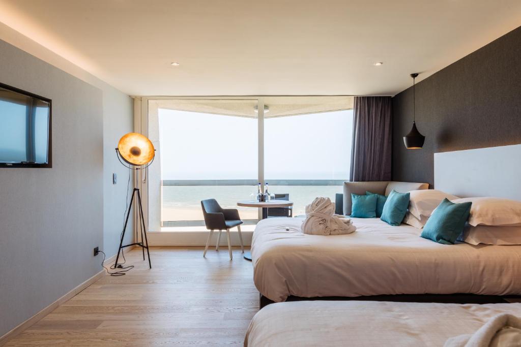 
Junior Suite with Two Queen Beds and Sea View
