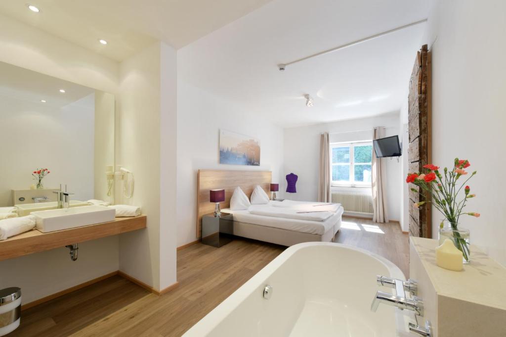 Posteľ alebo postele v izbe v ubytovaní Hotel Krone 1512