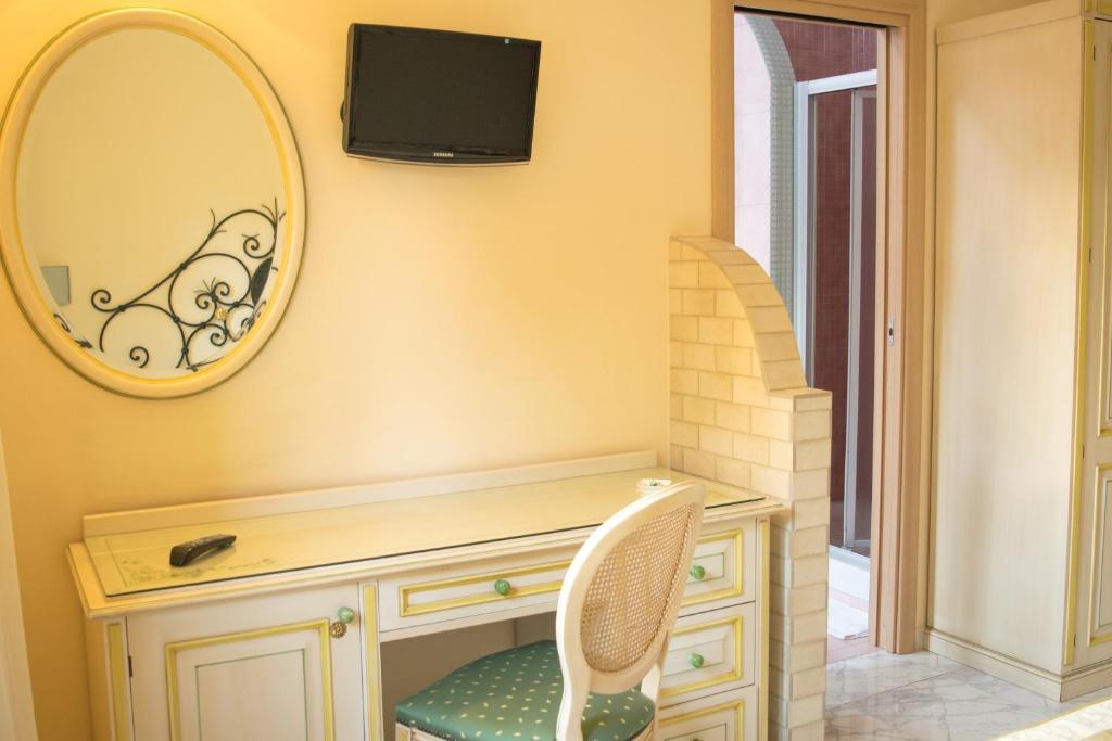 Telewizja i/lub zestaw kina domowego w obiekcie Hotel Ginevra