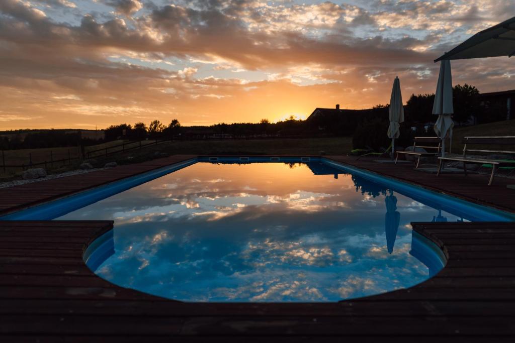 Bazén v ubytování K-Triumf Resort nebo v jeho okolí