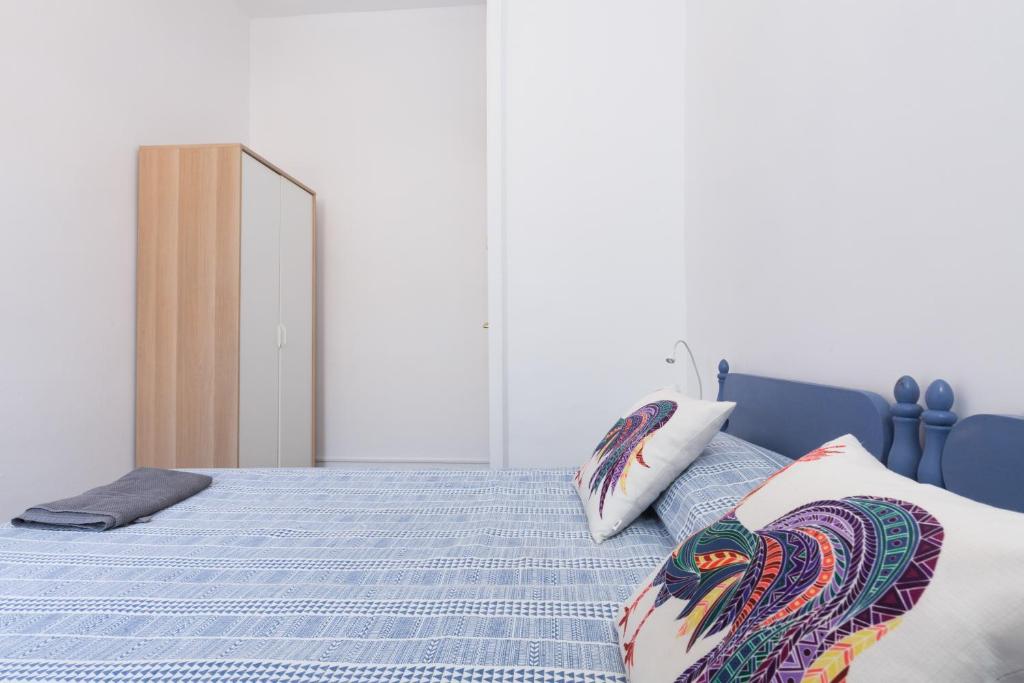 Postel nebo postele na pokoji v ubytování ApartEasy - Central Gracia Apartments