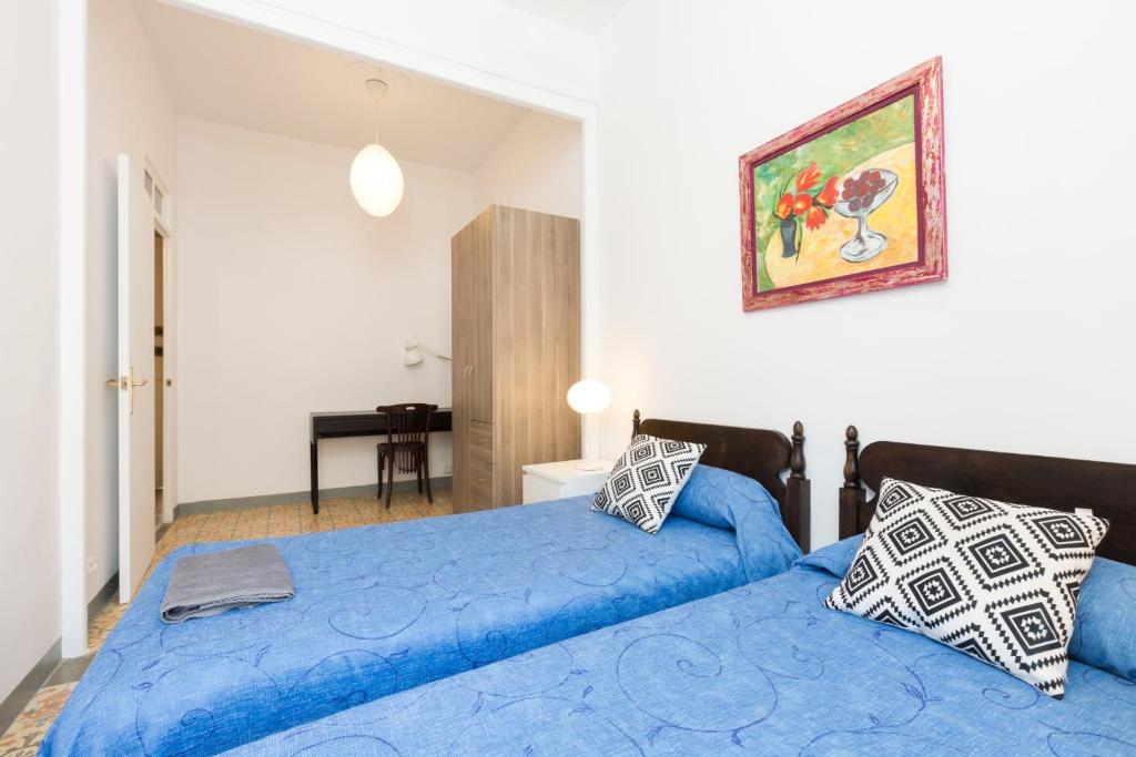 Postel nebo postele na pokoji v ubytování ApartEasy - Central Gracia Apartments