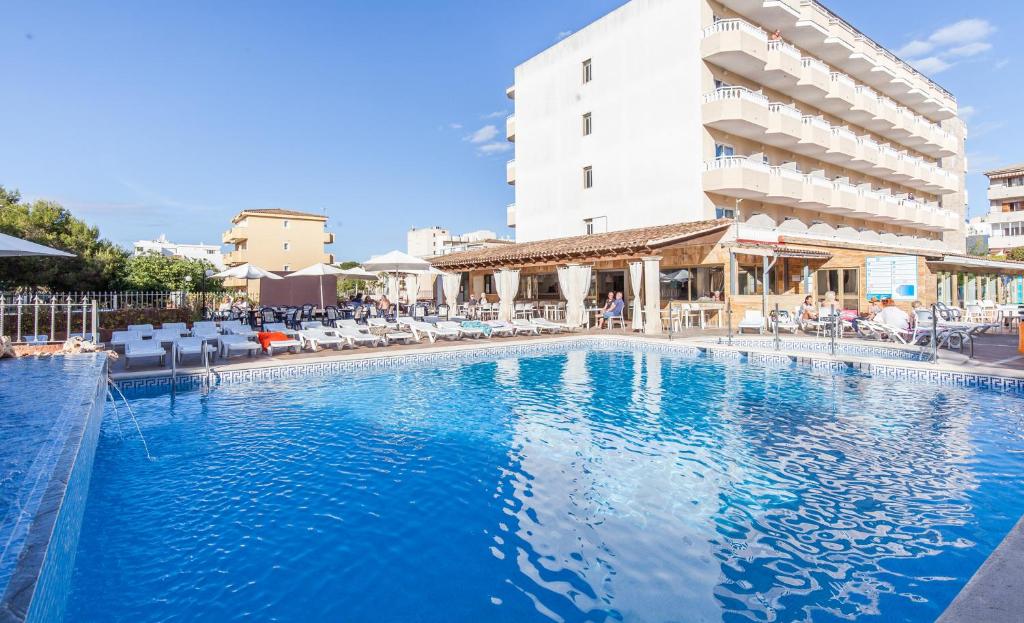 a large swimming pool in front of a hotel at BLUESEA Don Jaime in Cala Millor