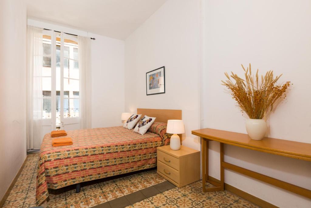 Postel nebo postele na pokoji v ubytování ApartEasy - Central Gracia Apartments