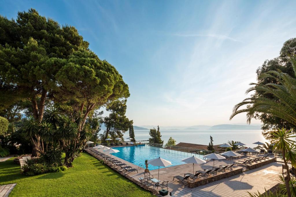 una foto di una piscina in un resort di Kontokali Bay Resort & Spa a Kontokali